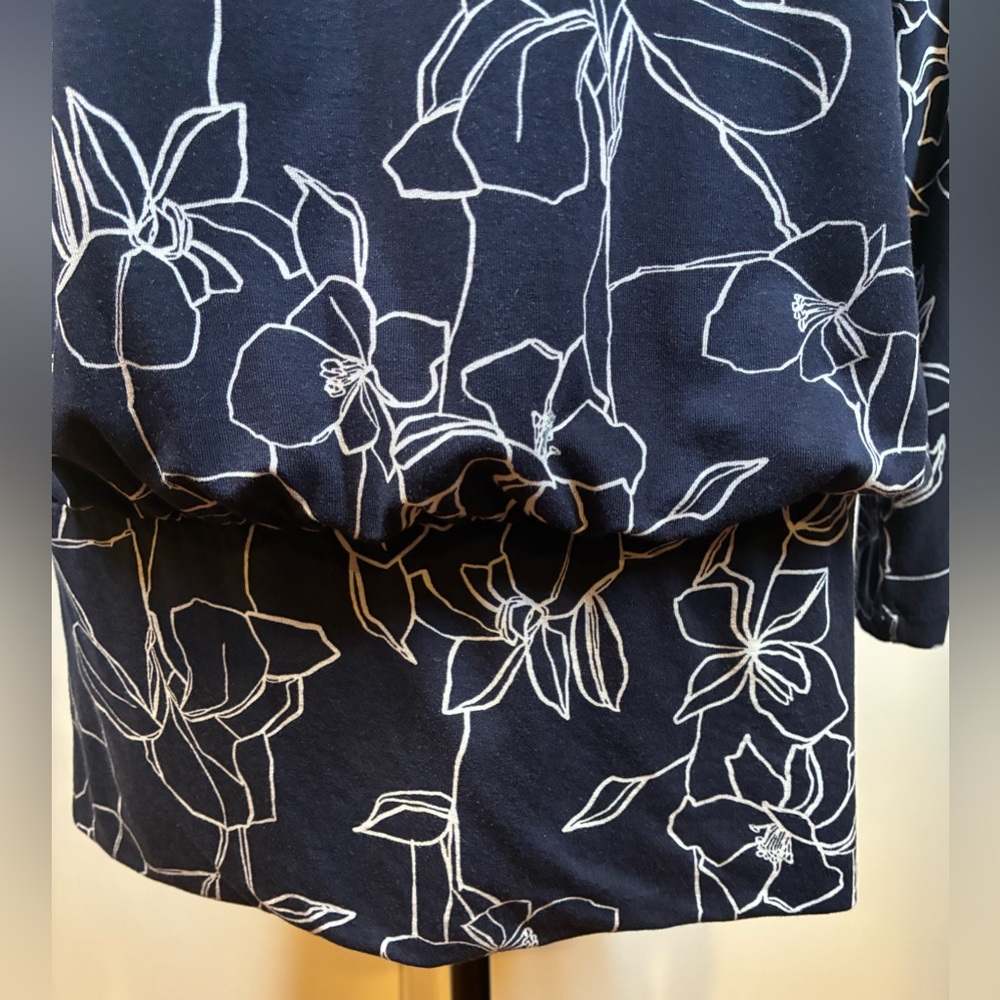 Chico's Navy and White Floral Blouse Size 2/ L - Picture 7 of 9
